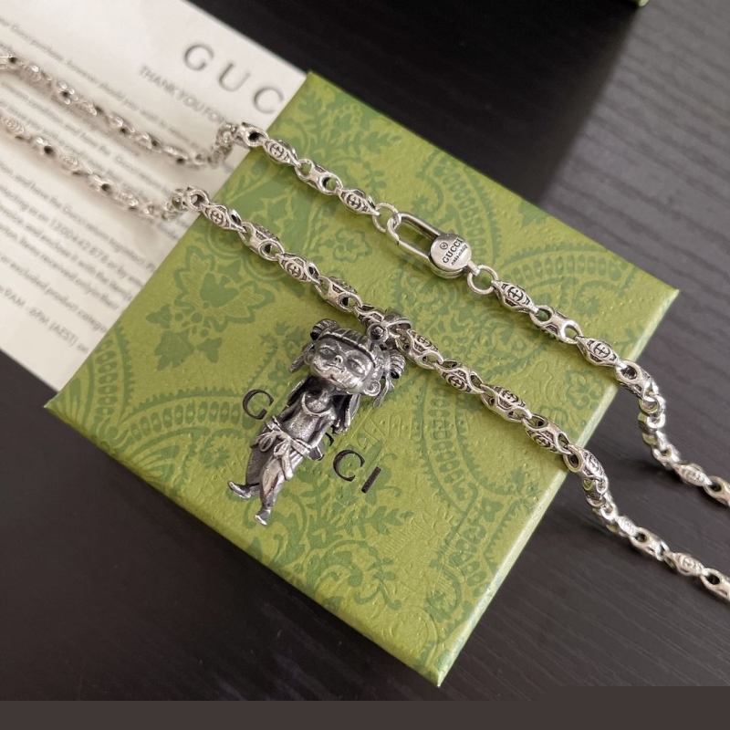 G*u*i necklaces